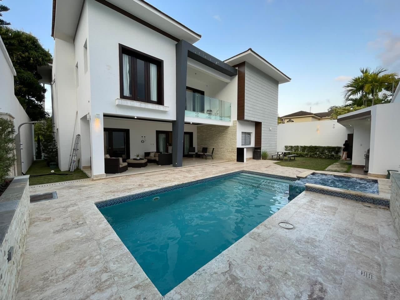 Hermosa casa de 2 niveles en venta 🏡
