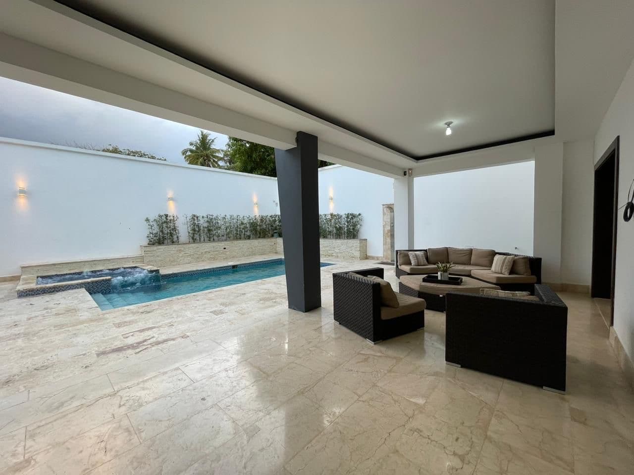 Hermosa casa de 2 niveles en venta 🏡