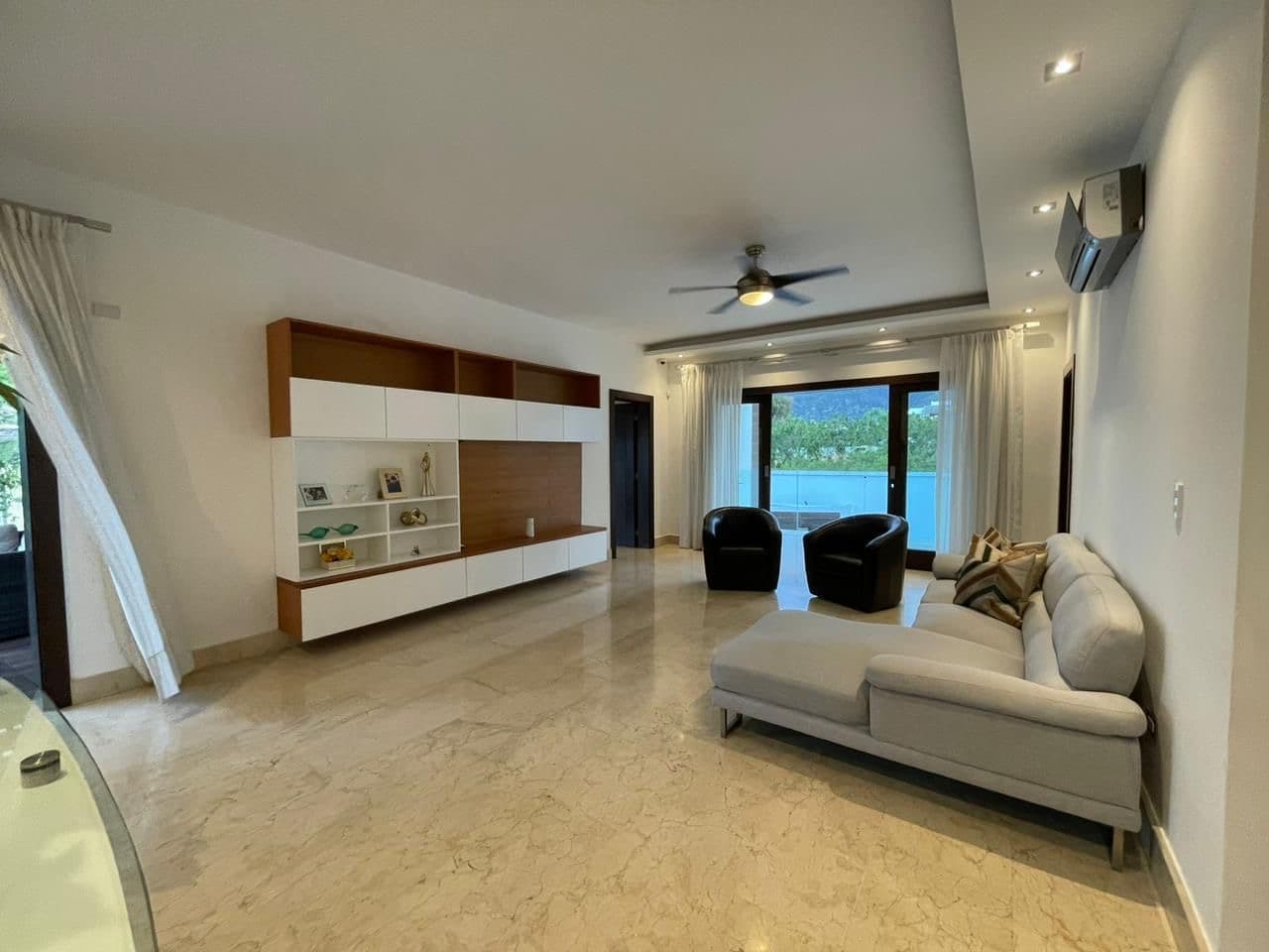 Hermosa casa de 2 niveles en venta 🏡
